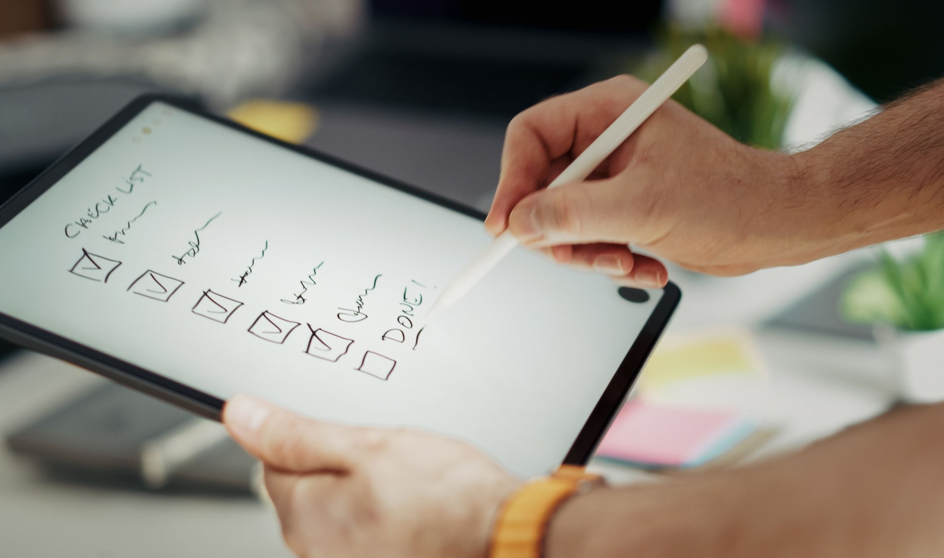 Checklist digital sendo preenchido em tablet
